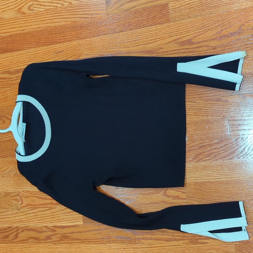 Zara navy and cream ribbed M sweater with accent sleeves.